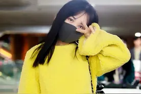 李菲儿这身材可以单独出道了！穿露脐装裤腰空一大截，幸好胯够宽图片