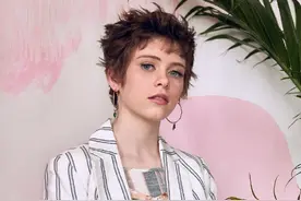 索菲·莉莉斯碎花系列大片来咯，少女感爆棚，时尚表现力太可图片