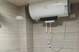 还把热水器挂墙上？现在流行这么装，美观实用还方便！图片