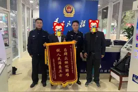 深夜煤气泄露，上饶信州民警挨家挨户敲门，救了一小区的人图片