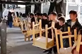 学生“蚂蚁搬家”的迁徙活动，值得大赞图片
