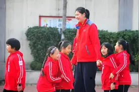 13岁"巨人女孩"走红，一年级已长到1米6，网友：女版姚明图片