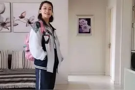 40岁的保姆穿着女儿的校服，丈夫看着不淡定：有危机感图片