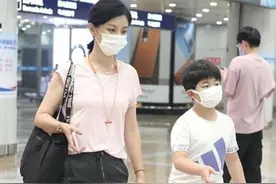 胡可从不刻意扮嫩！和儿子安吉现身机场，穿着朴素也藏不住气质图片