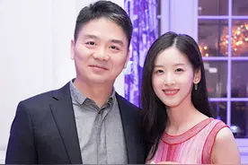 刘强东夫妇身价百亿，开公司秀恩爱，观众感慨：普通人只能秀网名图片