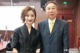 冯巩62岁近照，35岁儿子和他长得一模一样，基因的重要性图片