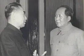 1975年，周总理和毛主席身患重病，主席问总理：江山靠谁守？图片