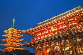 浅草寺位于东京都台东区，节假日前来朝拜的香客人山人海图片