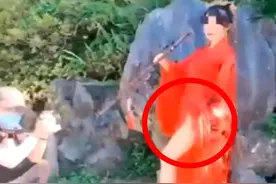 汉服女在景区当众“撩腿”！错误的不是服装，而是人心图片