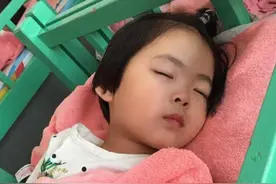 “睡姿”反映孩子性格，这种睡姿可能是“缺爱”，父母要放在心上图片