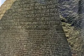 埃及石碑刻神秘文字，研究20年毫无头绪，最后被汉语言家破译图片