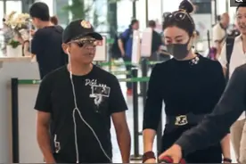 宋小宝带老婆现身机场，瞧他开心的损色图片