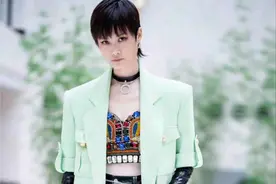 李宇春总能穿出惊喜，绿色西装配闪钻内搭，中性风中又夹着女人味图片