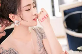 37岁马苏戛纳红毯穿搭真嫩，显小20岁，网友：发型颜色做的好图片