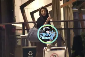 文章与带娃辣妈出游被拍，办入住时很谨慎，女方也会抽烟颜值在线图片