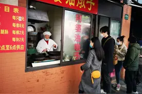 “阿婆油墩子”热卖，上海街头的烟火气又回来了图片