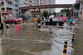 一下雨，石家庄一小区门前的路就变成臭水河图片