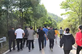 春日好时光 快步向前走图片