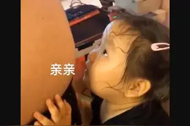 女儿想找一个弟弟，追着爸爸的啤酒肚，妈妈笑翻：爸爸加油图片