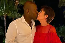 卡戴珊妈妈和40岁黑人男友甜蜜亲吻！穿红纱裙真嫩，衣品不输女儿图片