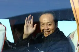 直击“罗京”墓地：温暖声音陪伴一代人，墓前话筒彰显非凡的一生图片