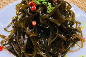 凉拌海带丝，5元买的海带制作美味爽脆小菜，简单易学图片