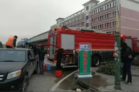 开平管道破裂居民饮水难  消防车送水解民困获赞图片