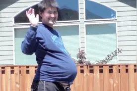 世界上第一个怀孕生子的男人，已经连生3胎，表示还想继续生！视频封面