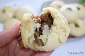 中秋节吃月饼，这个馅的太香了，香酥多层，咬一口还爆汁图片
