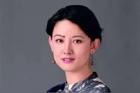 女子带齐白石画作去鉴宝，专家讽刺是假货，女子大笑：他是我爷爷图片