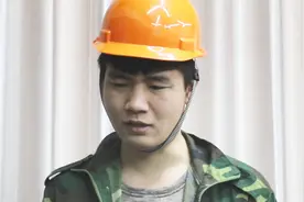 农民工母亲生病，预支工资却被女经理拒绝，正巧让董事长看到视频封面