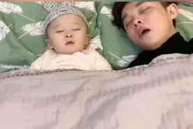 宝宝被呼噜声吵醒，转身给爸爸“上了一课”，网友：亲生的图片