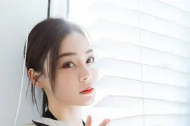 袁姗姗六岁童年照曝光，27年来颜值变化大，与父母同框超温馨图片