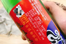 买白酒时，无论啥品牌，只要瓶身有“这串数字”，都是酒精勾兑酒图片