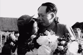 1952年，那个抱着毛主席哭的志愿军女战士，后来怎么样了？图片