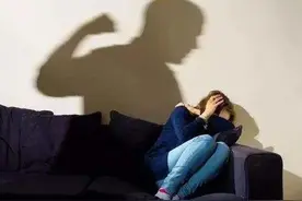 妻子躲家暴藏身衣柜，被发现后绝地反杀丈夫！是否防卫过当？法院判了图片