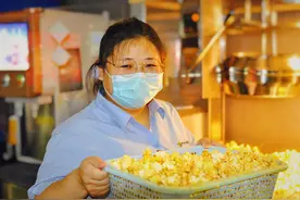 火出圈！山东“爆米花一姐”坚守岗位14年图片