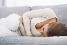 经期女朋友很暴躁原因为何？它！经前期综合征图片