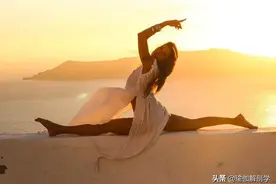 一套正确打开瑜伽神猴式的序列图片