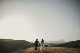 致婚姻：曾经总以为只要牵了手就会走过一生图片