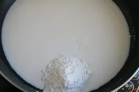 3盒“牛奶”倒进油锅里炸，10分钟后出锅，朋友馋得口水流图片