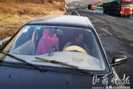 收费站近在咫尺，就是不下高速休息，停在路边睡觉图片