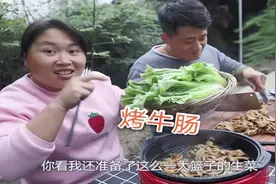 胖妹去邻居家摘木瓜，回到家做“烤牛肠”，用烤盘一烤，裹上生菜图片