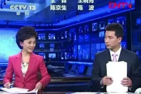 新闻联播结束时，为什么要放主持人整理稿子的画面？可算知道了！图片