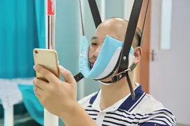 长期玩手机“脑脊液外漏”,专家提醒：不要再做低头族图片