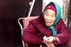 百岁妈妈给八旬女儿吃糖，那一瞬间的笑脸，仿佛是昨天图片