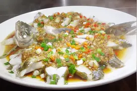大厨教你做一道蒜香鳊鱼，鲜香滑嫩无腥味，比红烧鱼好吃多了视频封面
