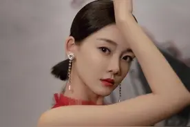 当郑恺现任苗苗遇到Angelababy，难怪小猎豹不爱baby了！图片