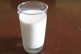 鲜牛奶和纯牛奶哪个更好呢？很多人还不知道，快看看视频封面