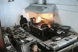 油锅起火，厨师竟然“浇油灭火”图片